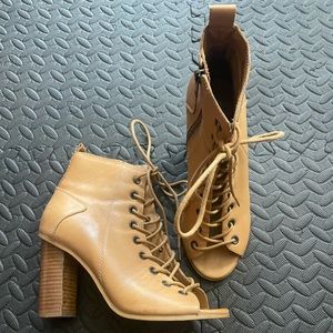 Steve Madden Ruins shoe, size 8, Tan